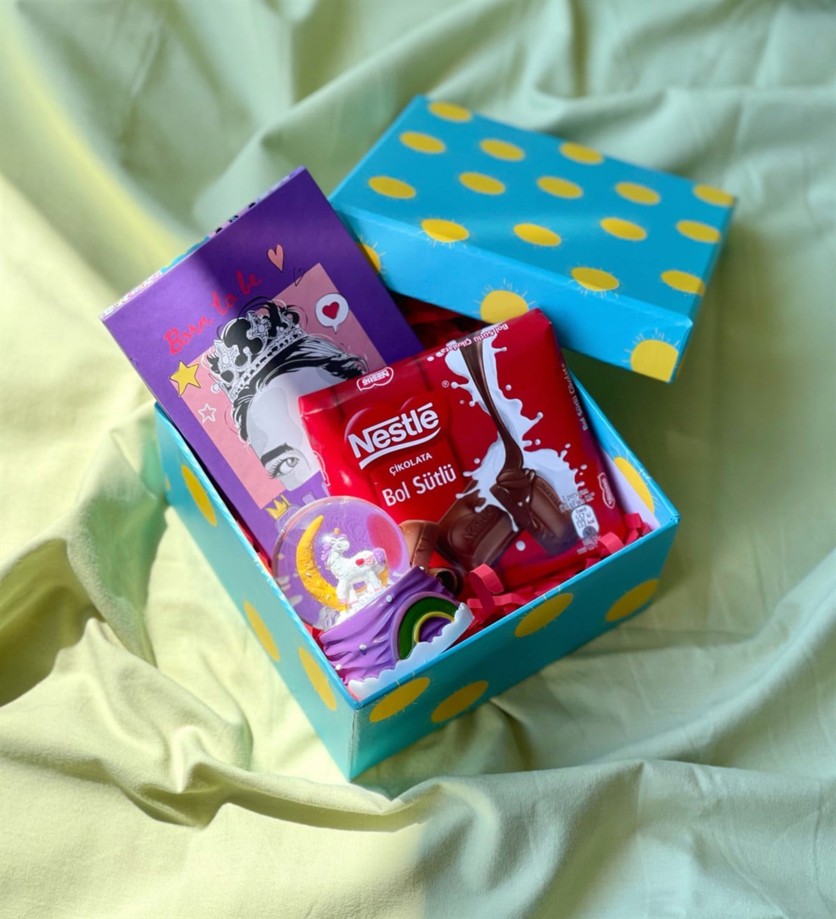 Özel Kutulu Pink Quenn Mini Albüm Çikolata Ve Mini Unicorn Gökkuşağı Kar Küresi Hediye SetiGiftmodaGmhs100724