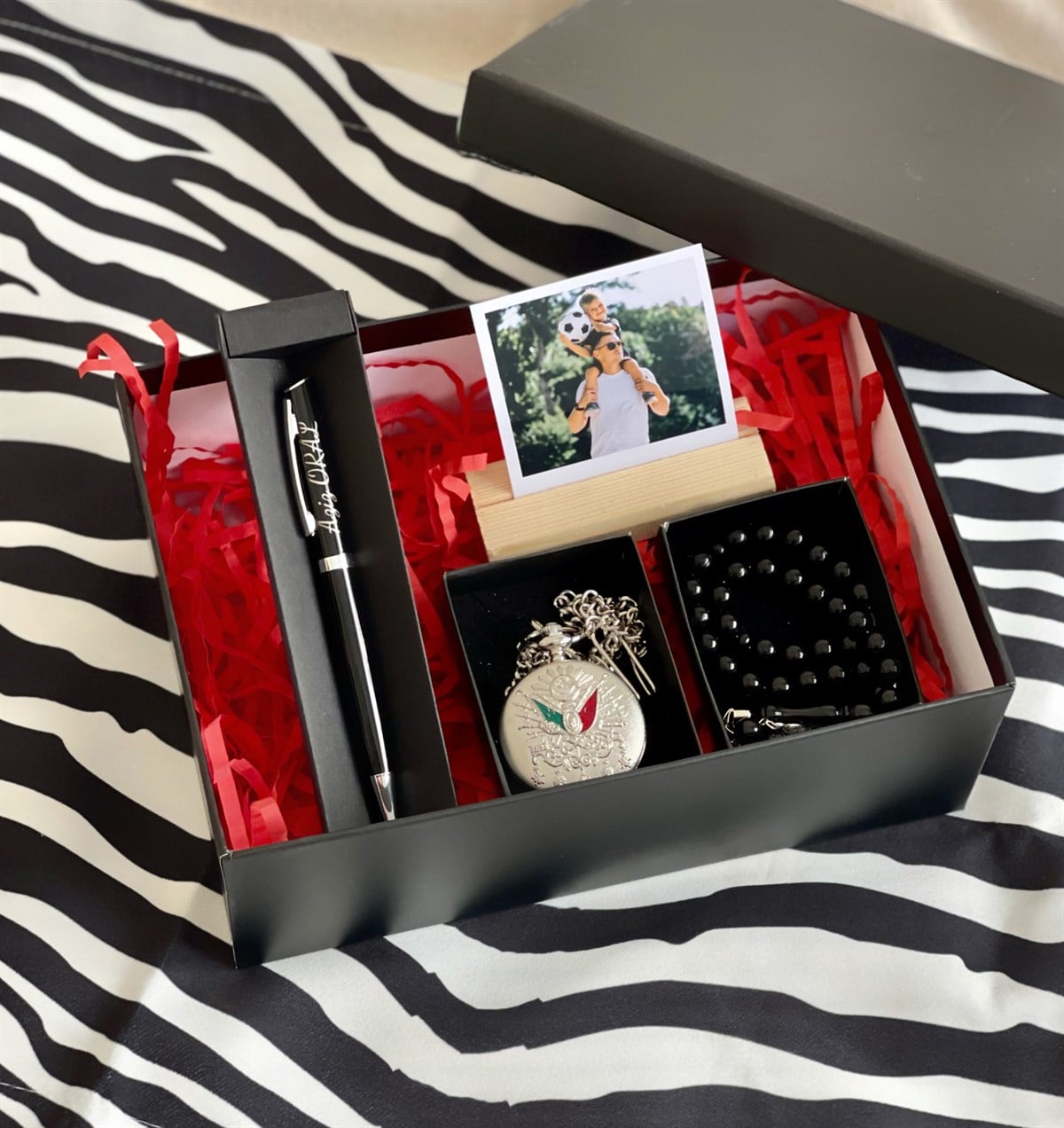  Kişiye Özel Tükenmez Kalem Ahşap Standlı Fotoğraf Gri Osmanlı Tuğra Köstekli Cep Saati Ve Tesbih SetgiftmodaGmhs100796