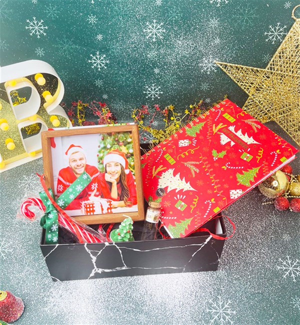 Kişiye Özel Ahşap Çerçeve Baston Şeker Dilek Şişesi Çam Ağacı Mum Ve Yeni Yıl Tasarımlı Konuşan Ajanda Yılbaşı Hediye SetigiftmodaGmhs101329