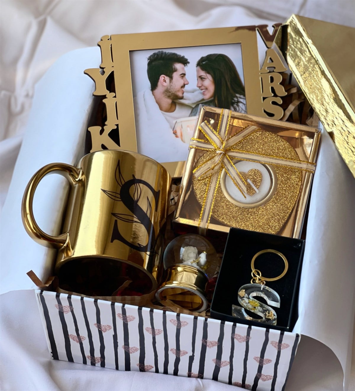 Gold İyiki Varsın Çerçeve Kupa Melek Kar Küresi Epoksi Anahtarlık Ve Mum Hediye SetigiftmodaGmhs100619