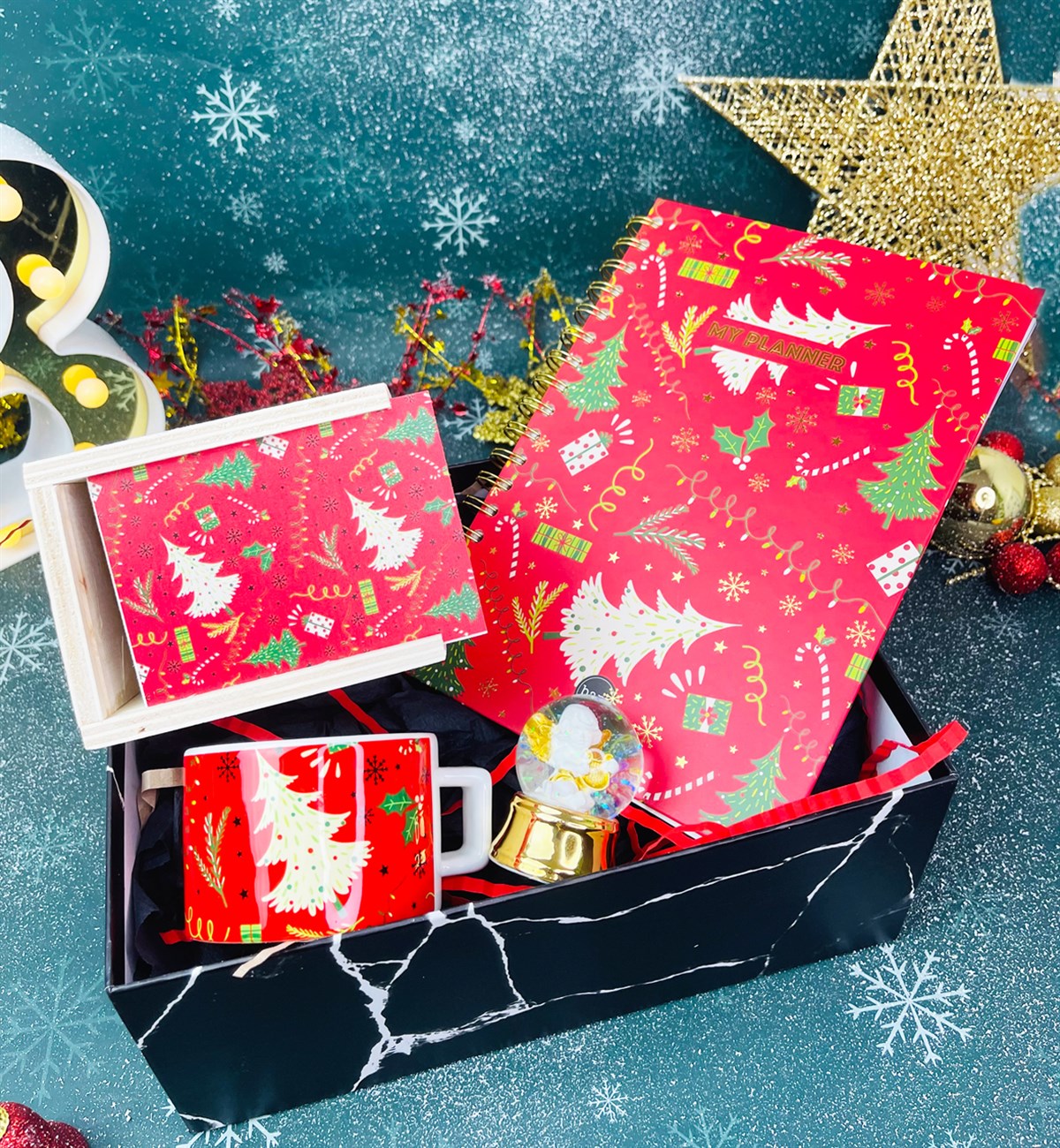 Kırmızı Yeni Yıl Tasarımlı Konuşan Ajanda Kutulu Kupa Ve Altınyaldızlı Melek Kar Küresi Yılbaşı SetgiftmodaGmhs101331