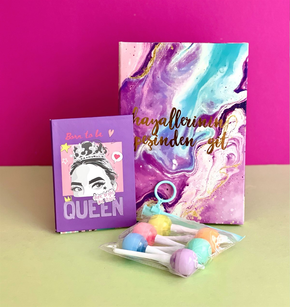 Hayallerinin Peşinden Git Tasarımlı Lastikli Defter Pink Queen Mini Albüm Ve Lolipop Keçeli KalemgiftmodaGmhs101162