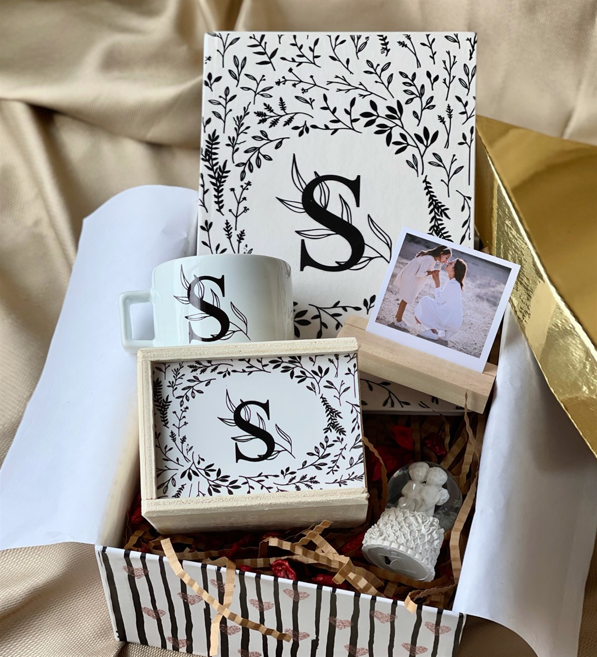 Kişiye Özel Harfli Çiçek Tasarımlı Kutulu Kupa Ajanda Mini Melek Kar Küresi Ve Ahşap Fotoğraf Standı Anneler Günü Hediye SetigiftmodaGmhs100577