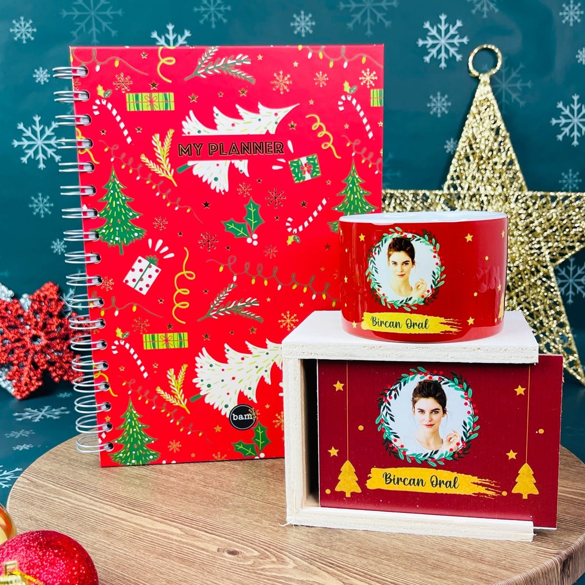 Kişiye Özel Fotoğraflı Yılbaşı Tasarımlı Kutulu Kupa Ve Kırmızı Noel Tasarımlı Konuşan Ajanda SetgiftmodaGmhs101256