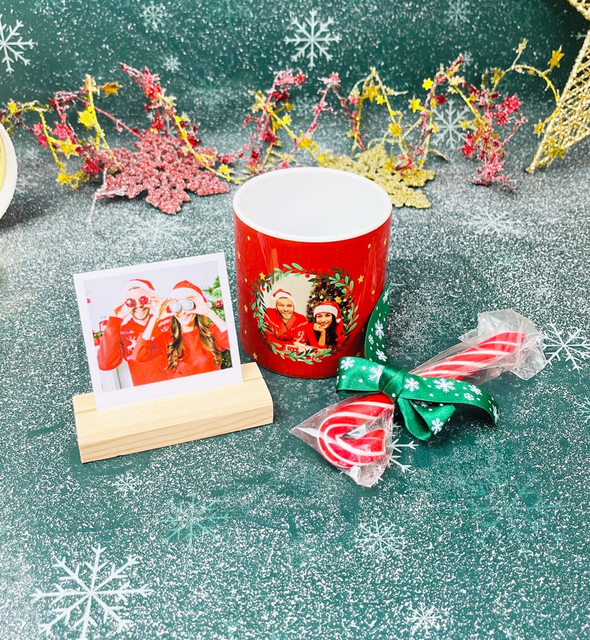 Kişiye Özel Ahşap Fotoğraf Tutucu Fotoğraflı Yılbaşı Tasarımlı Kupa Ve Baston Şeker SetgiftmodaGmhs101287