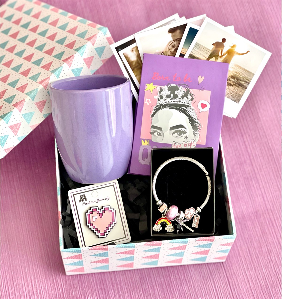 Kişiye Özel Pink Queen Tasarımlı Mini Albüm Mor Bulut Kupa Rozet Ve Gökkuşağı Pandora Bileklik Hediye SetigiftmodaGmhs100892
