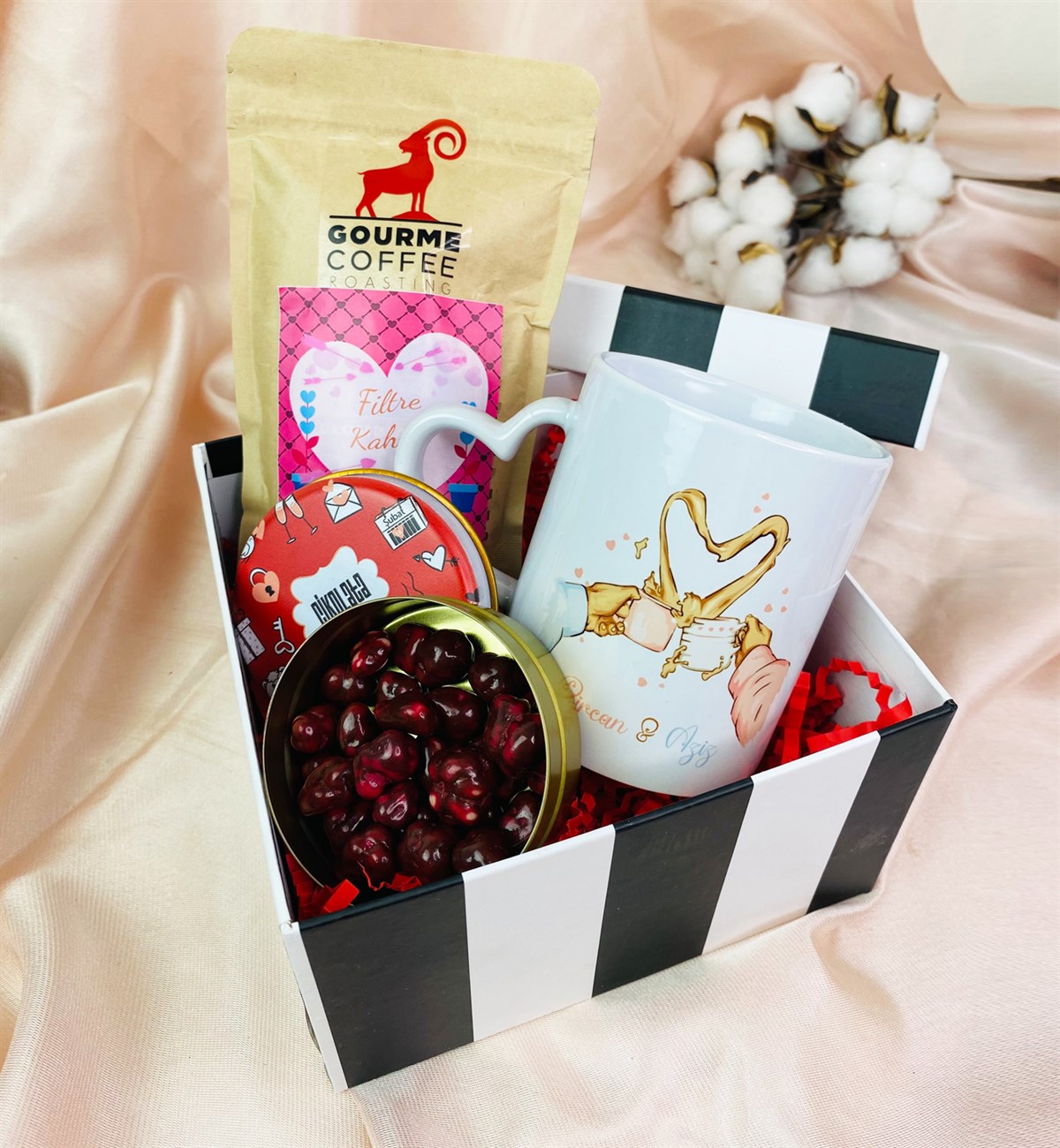Kişiye Özel Kalp Kulplu Sevgili Kupa Filtre Kahve Ve Böğürtlenli Draje SetgiftmodaGmhs101448