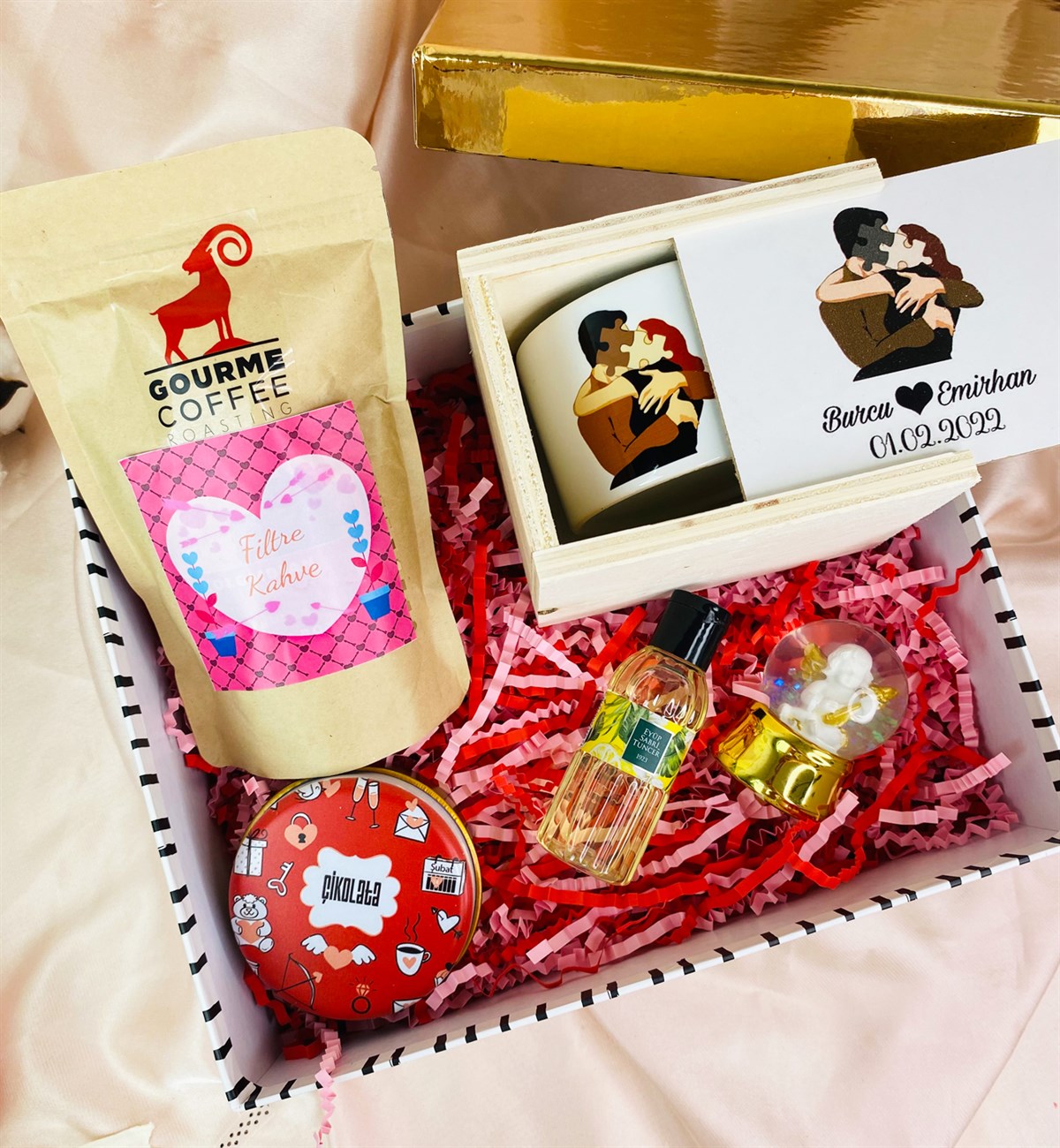 Kişiye Özel Yapboz Aşk Tasarımlı Kutulu Kupa Ve Altınyaldızlı Melek Kar Küresi SetgiftmodaGmhs101466