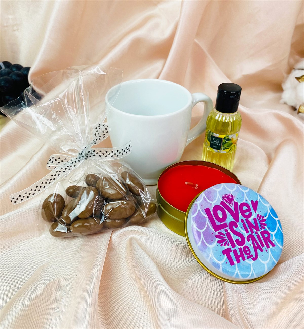 Aşk Havadadır Tasarımlı Kokulu Mum Bisküvili Badem Draje Sevgiliye Hediye SetigiftmodaGmhs101477