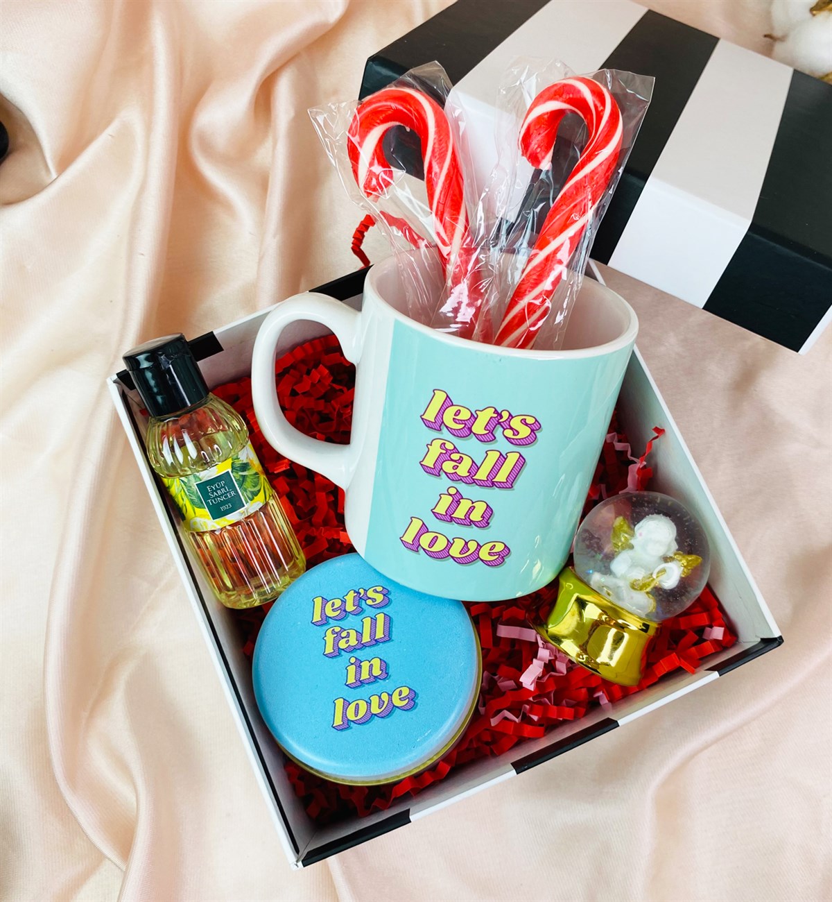 Let's Fall In Love Tasarımlı Mum Kupa Kolanya Ve Altınyaldızlı Melek Kar Küresi SetgiftmodaGmhs101451