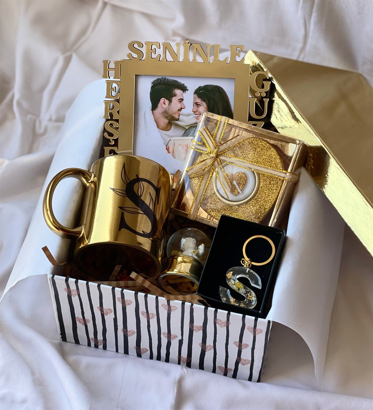 Gold Herşey Seninle Güzel Çerçeve Kupa Melek Kar Küresi Epoksi Anahtarlık Ve Mum Hediye SetigiftmodaGmhs100615