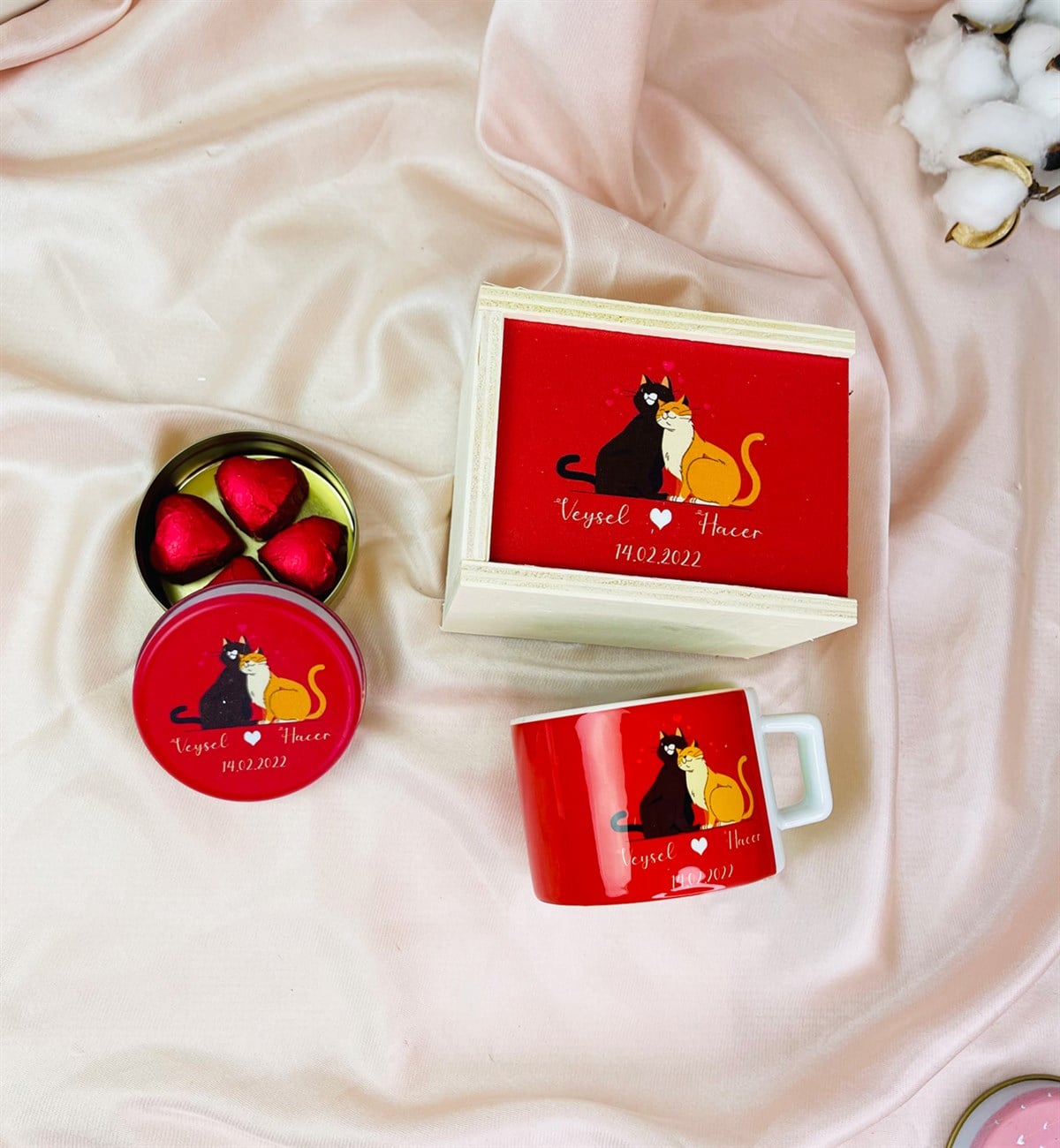 Kişiye Özel Sevimli Aşık Kediler Kutulu Kupalı Sevgiliye Özel Hediye SetigiftmodaGmhs101539