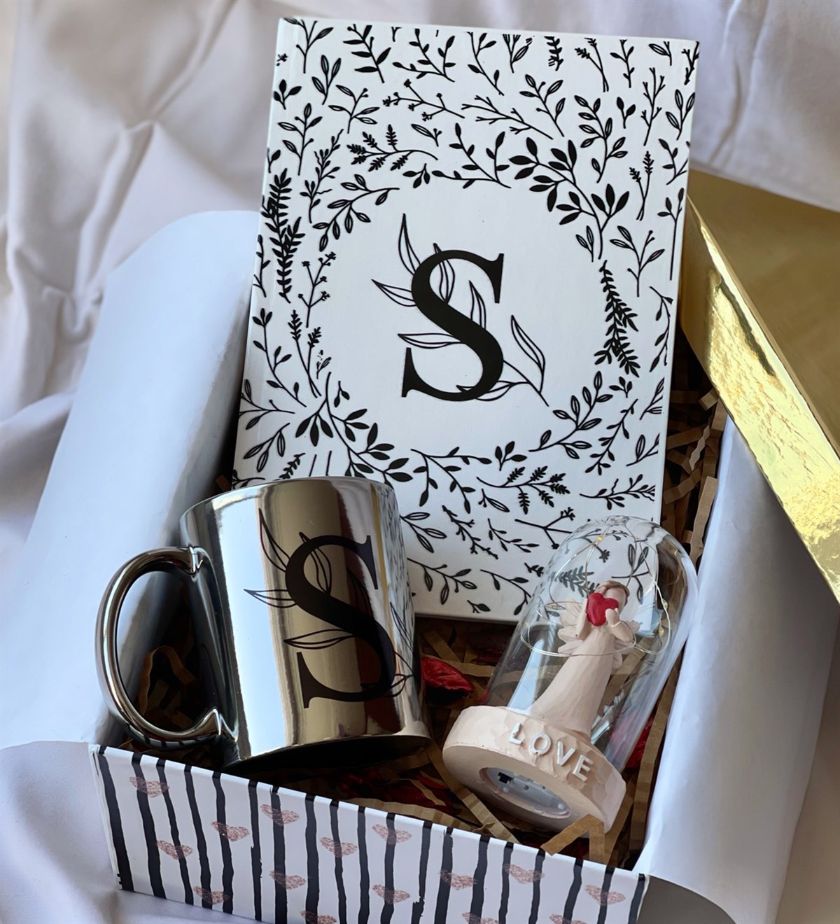 Kişiye Özel Harfli Çiçek Tasarımlı Ajanda Gümüş Kupa Mum Ve Işıklı Melek Biblo Hediye SetigiftmodaGmhs100624