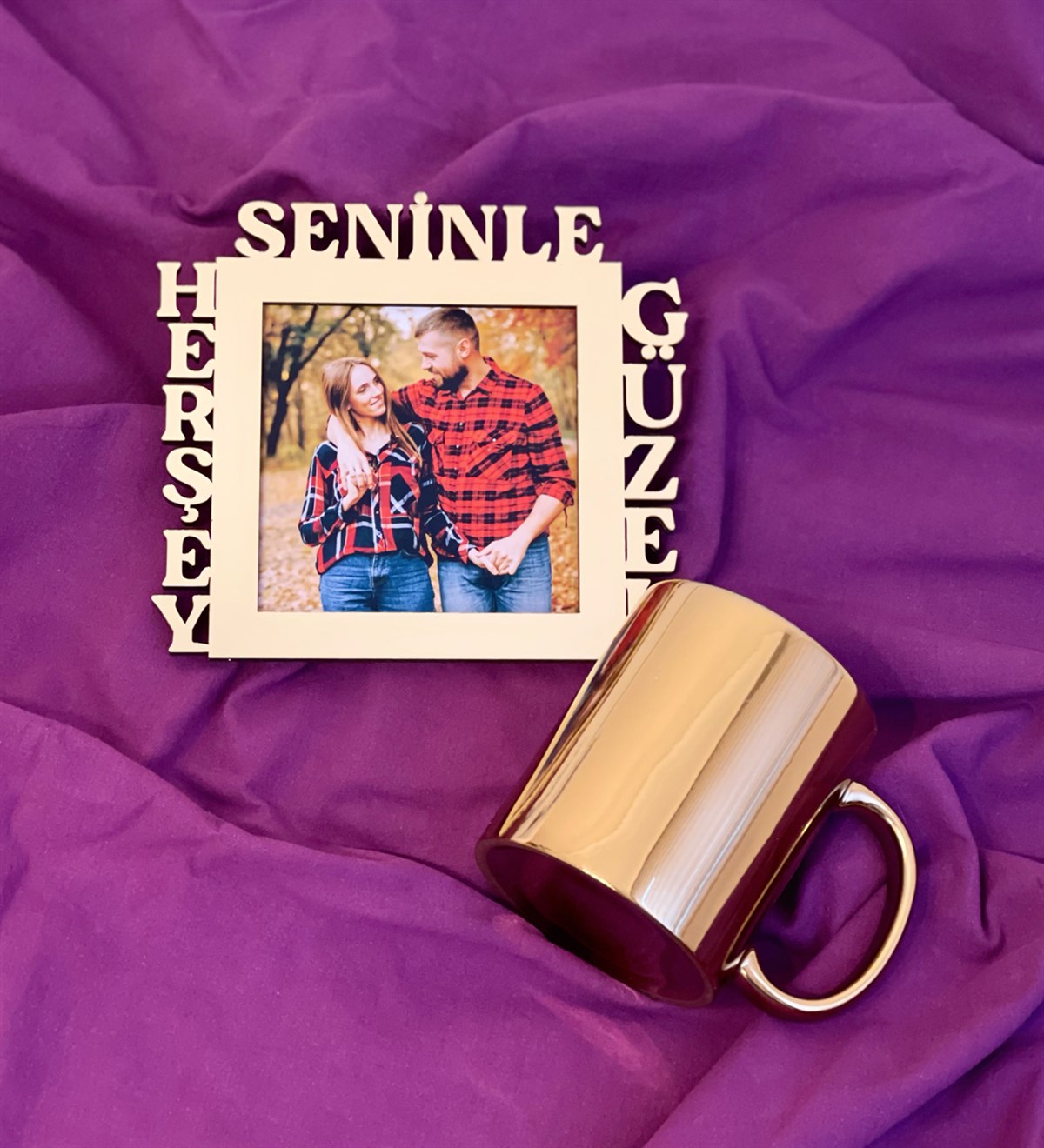 Herşey Seninle Güzel Fotoğraf Standlı Mdf Gold Çerçeve Ve Gold Kupa SetgiftmodaGmhs100545-Gmfc100021-Gmkp100158