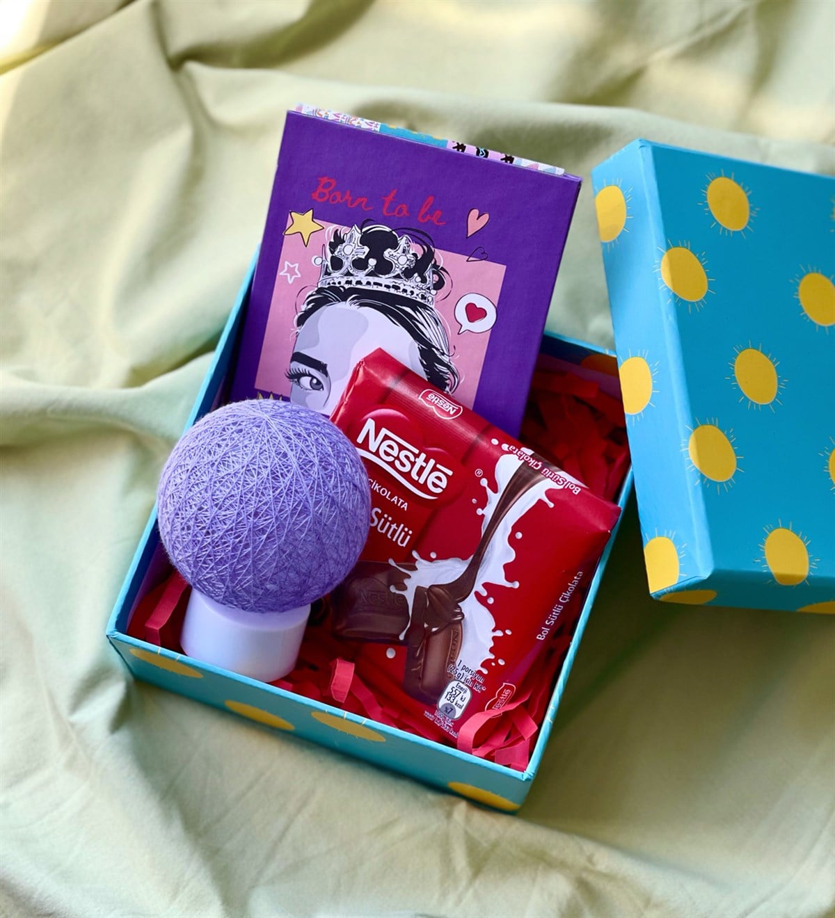 Özel Kutulu Pink Quenn Mini Albüm Çikolata Ve Mini Hasır Lamba Hediye SetiGiftmodaGmhs100732