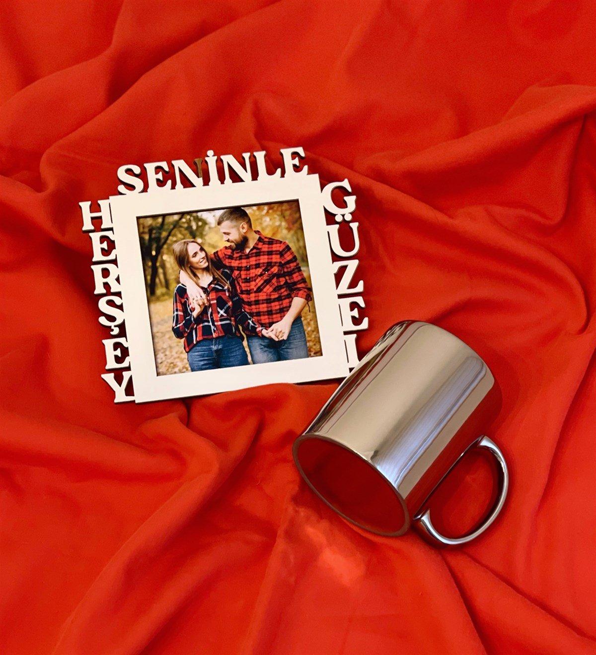 Herşey Seninle Güzel Fotoğraf Standlı Mdf Gümüş Çerçeve Ve Gümüş Kupa SetgiftmodaGmhs100538-Gmfc100019-Gmkp100157