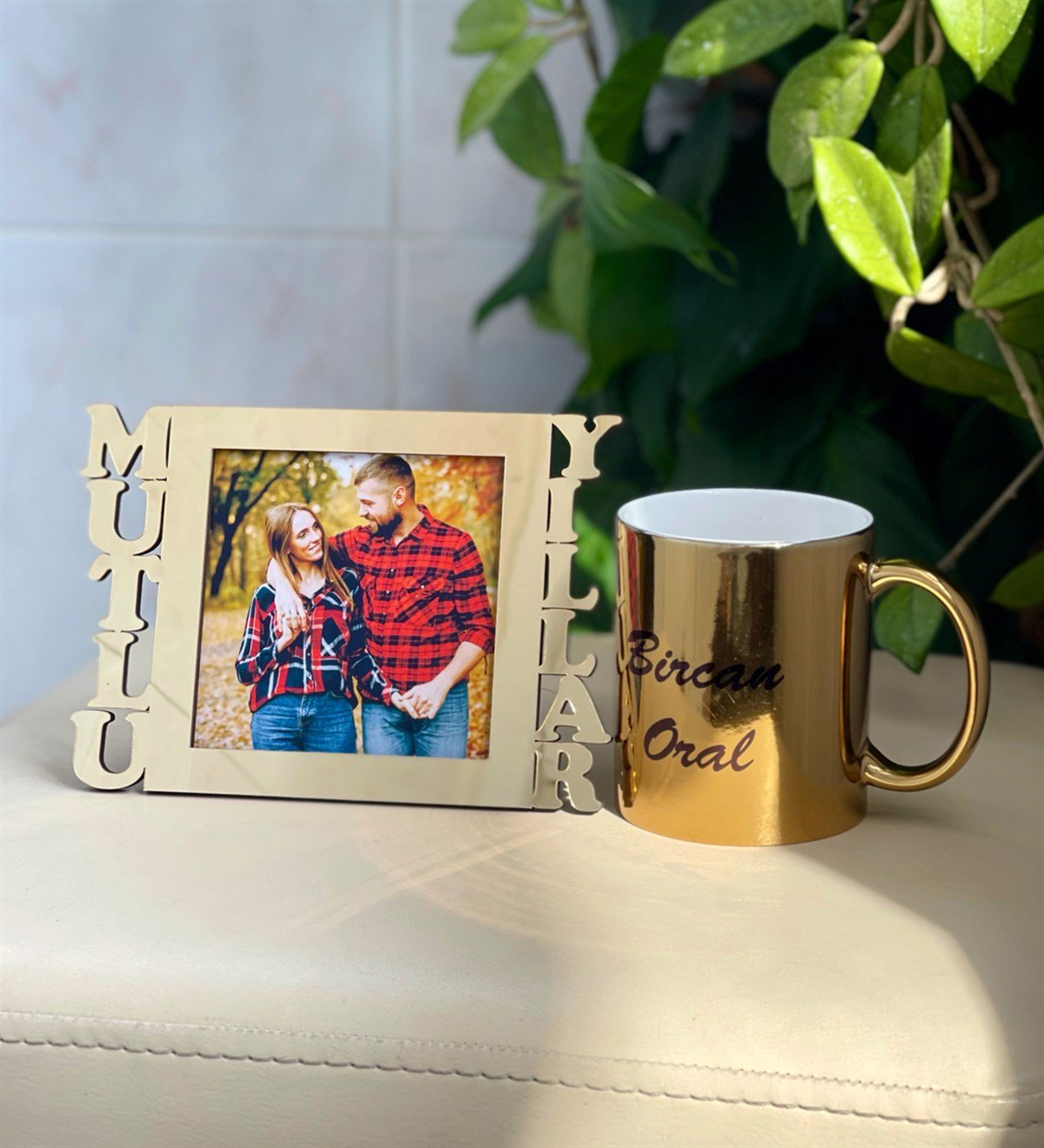 Kişiye Özel Fotoğraflı Mutlu Yıllar Standlı Mdf Gold Çerçeve Ve Gold Kupa SetgiftmodaGmhs100568-Gmfc100016-Gmkp100155 