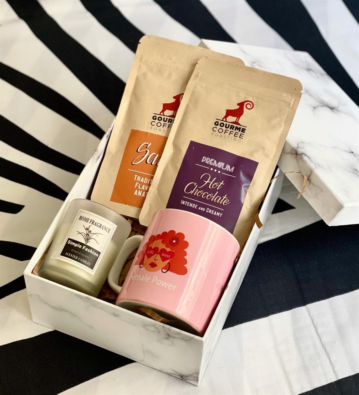 Kadın Gücü Tasarımlı Kupa Kokulu Cam Mum Sıcak Çikolata Ve Sahlep Kadınlara Özel Hediye SetiGiftmodaGmhs100453