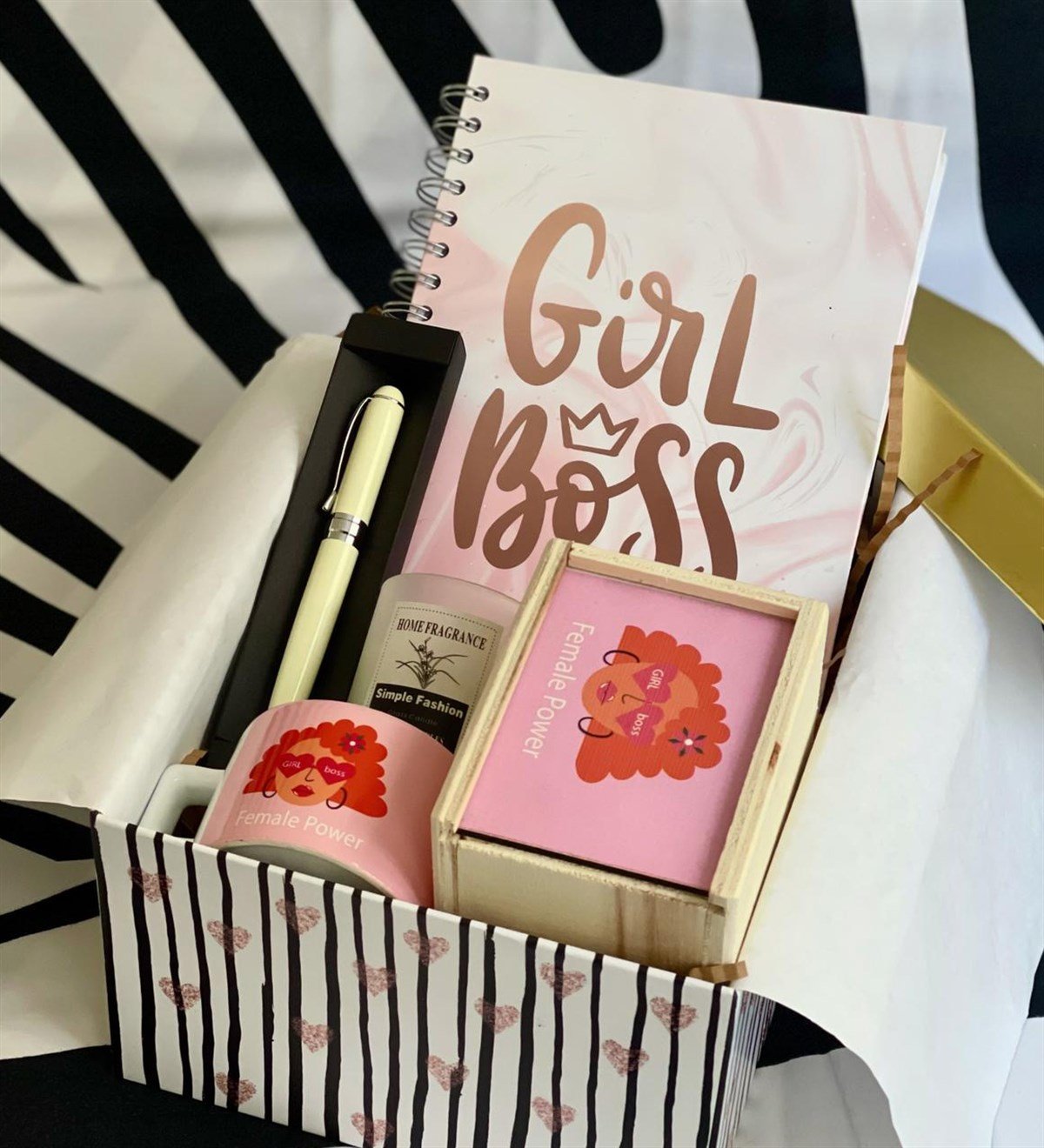 Kadın Gücü Tasarımlı Kutulu Kupa Konuşan Ajanda Kokulu Cam Mum Ve Kalem Kadınlara Özel Hediye SetiGiftmodaGmhs100461