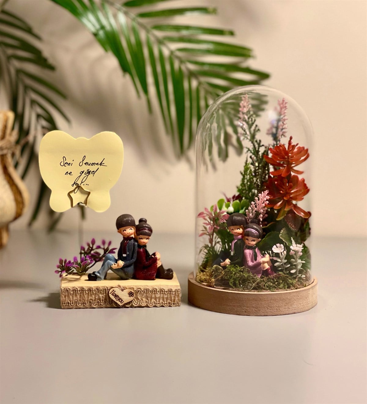  Cam Fanus İçinde Sırt Sırta Aşıklar Çiçek Aranjmanı Ve Sırt Sırta Aşıklar Biblolu Not Tutucu Hediye SetiGiftmodaGmhs100406