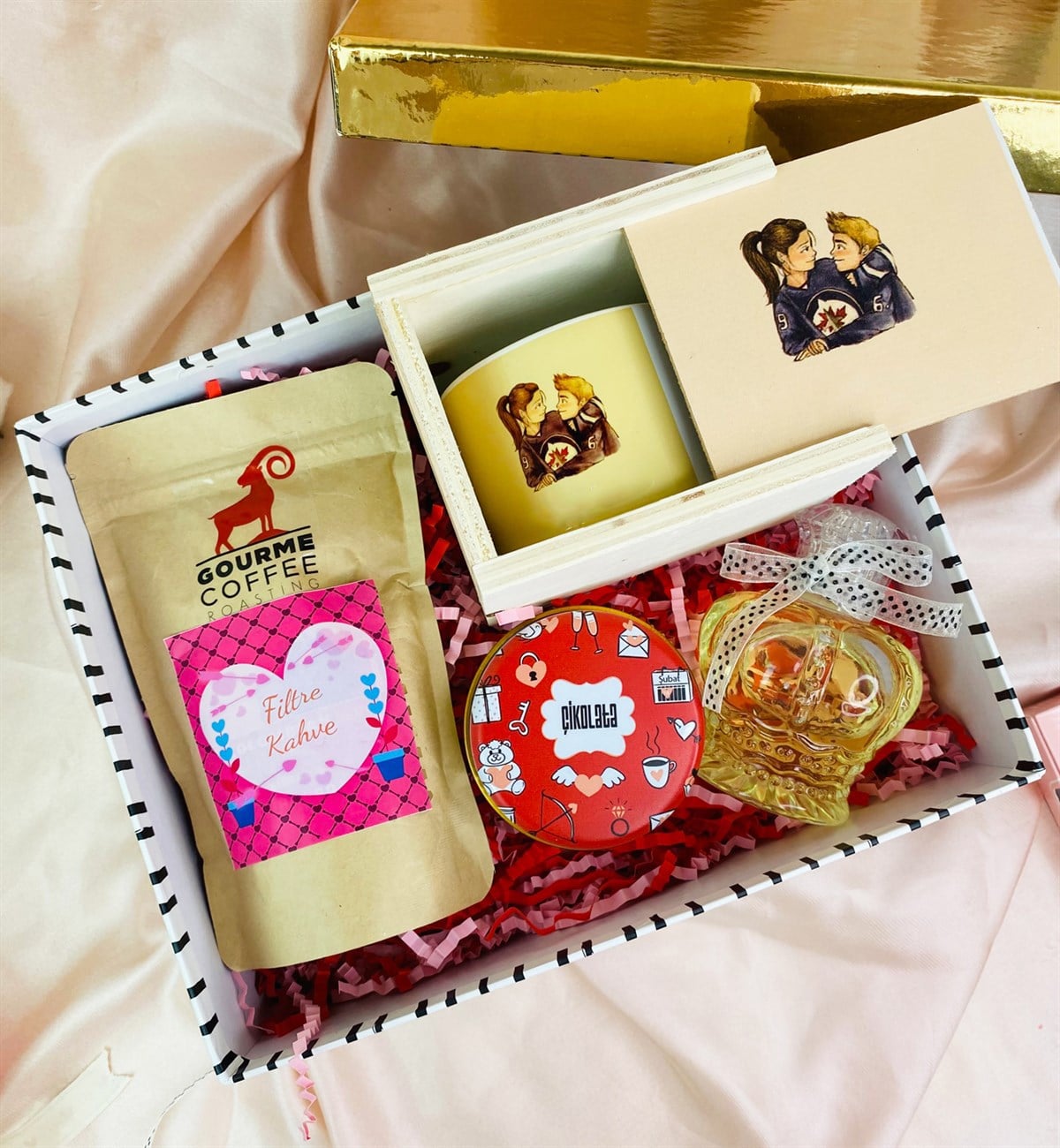 Sevimli Aşıklar Tasarımlı Kutulu Kupa Ve Böğürtlenli Draje Sevgiliye Hediye SetigiftmodaGmhs101492