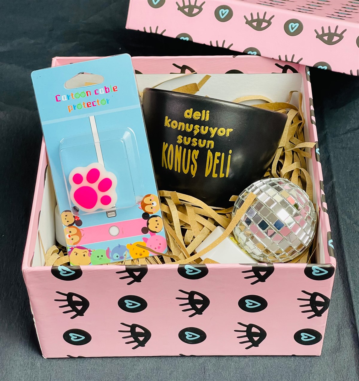 Siyah Deli Konuşuyor Susun Gold Yazı Tasarımlı 6 Cm Kupa Bardak Kablo Koruyucu Ve Mini Disko giftmodaGmhs101233