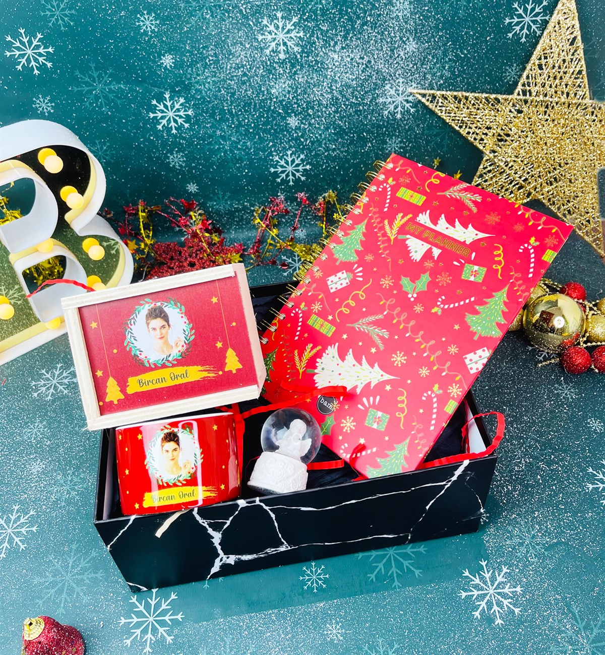 Kişiye Özel Fotoğraflı Yılbaşı Tasarımlı Kutulu Kupa Mini Beyaz Melek Kar Küresi Ve Yeni Yıl Tasarımlı Konuşan Ajanda Yılbaşı SetigiftmodaGmhs101330