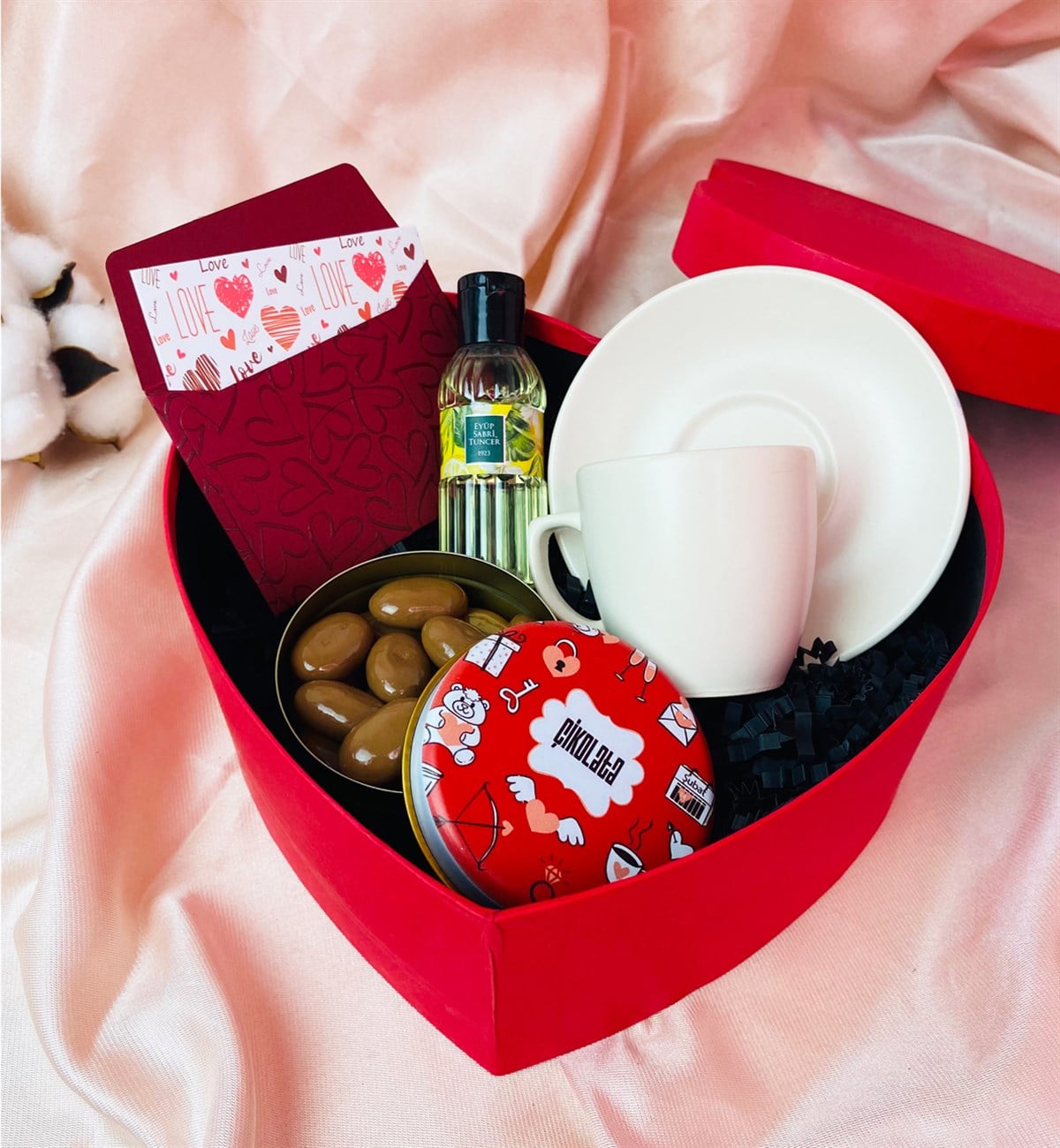 Özel Kalp Türk Kahvesi Fincanı Ve Bisküvili Badem Draje Sevgiliye Hediye SetigiftmodaGmhs101457