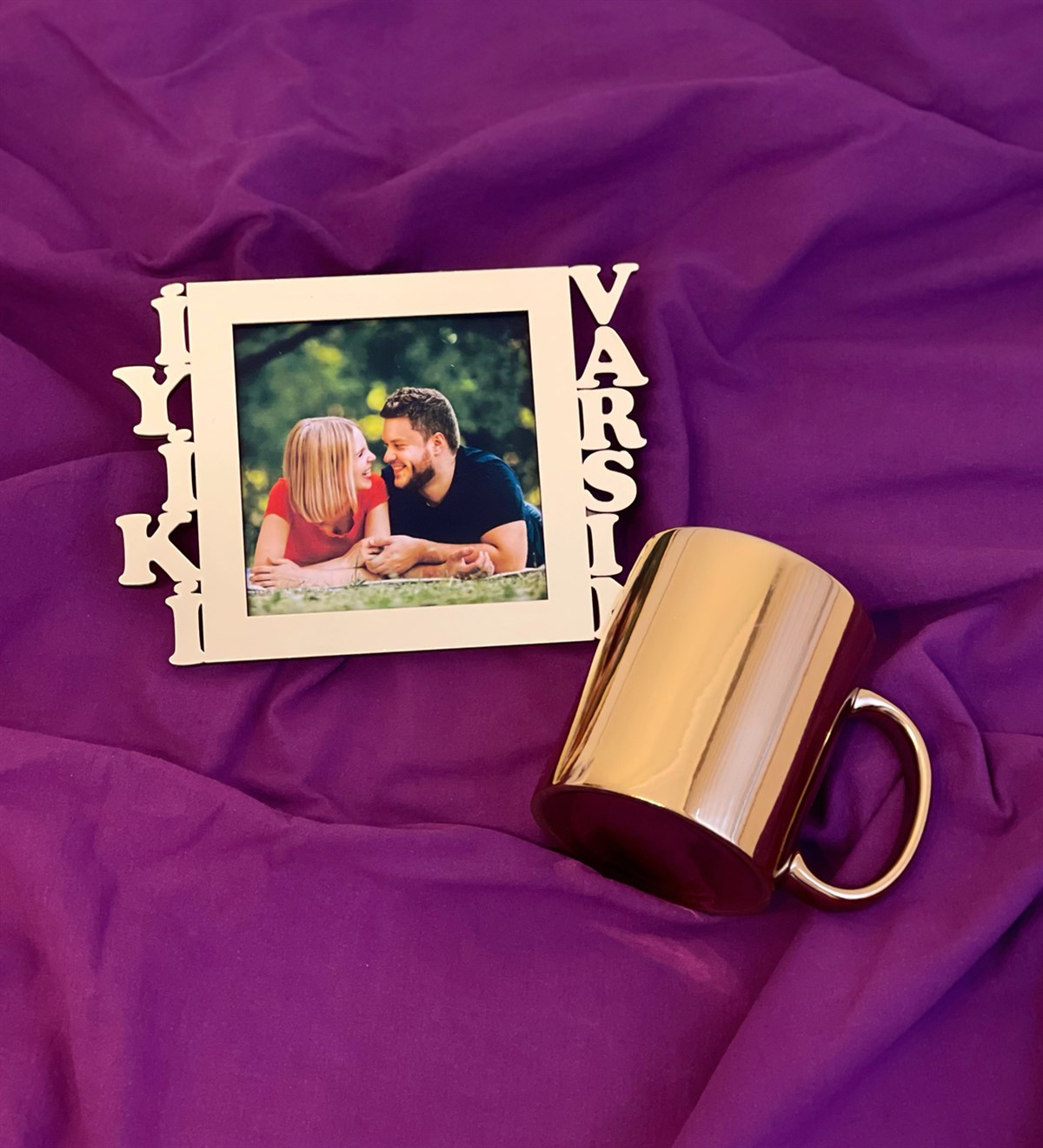 İyiki Varsın Fotoğraf Standlı Mdf Gold Çerçeve Ve Gold Kupa SetgiftmodaGmhs100544-Gmfc100051-Gmkp100158