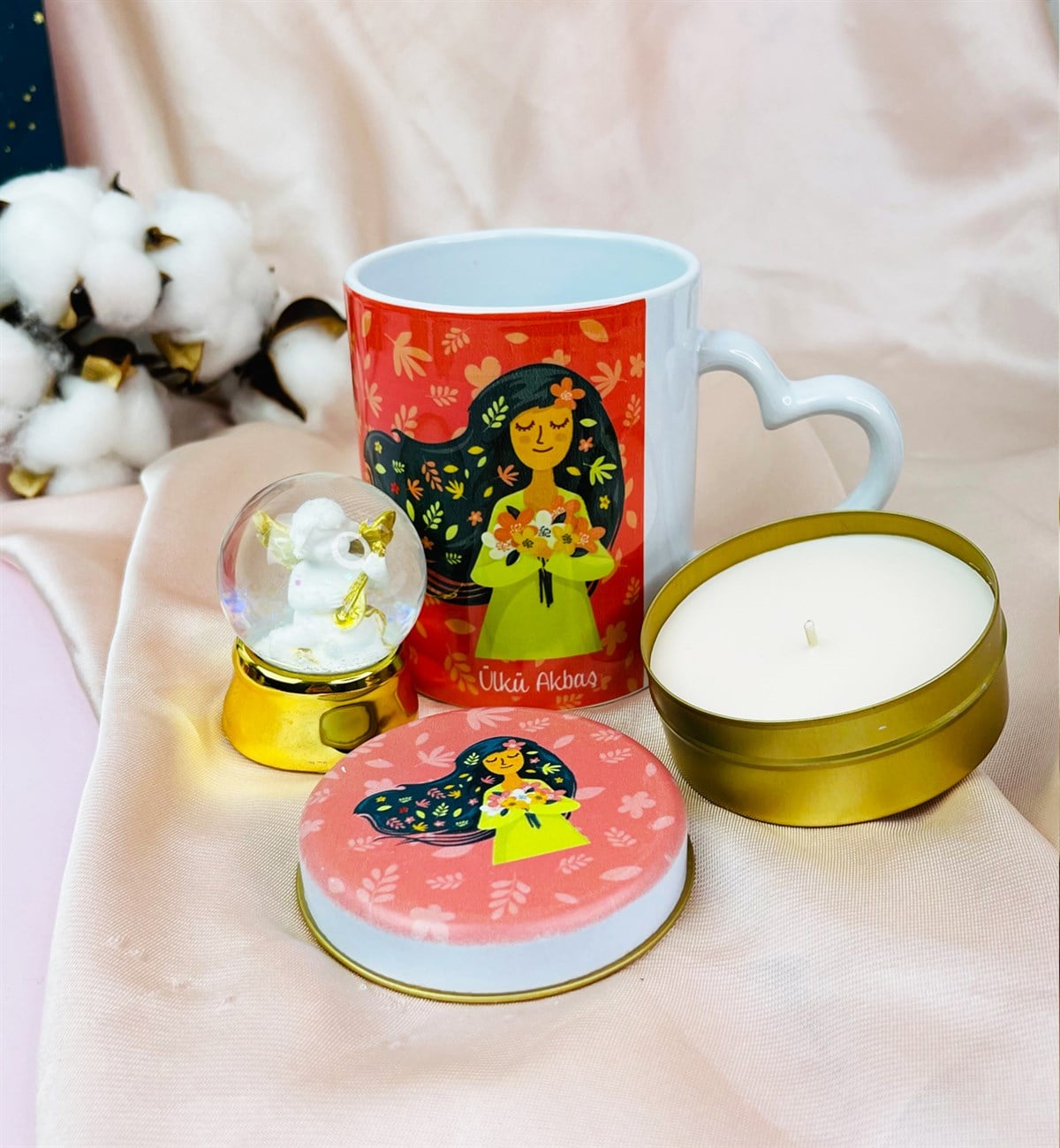 Kişiye Özel İlkbahar Kızı Tasarımlı Kupa Mum Ve Altınyaldızlı Kar Küresi Hediye SetigiftmodaGmhs101589