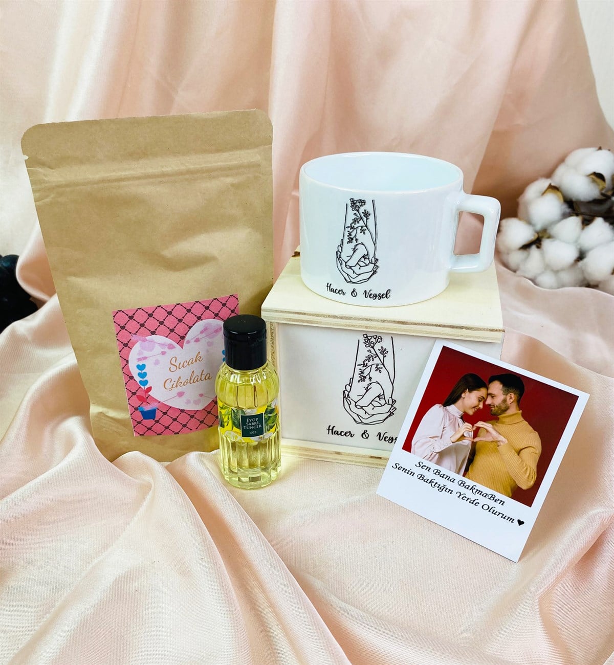 Kişiye Özel El Ele Aşıklar Tasarımlı Kutulu Kupa Ve Fotoğraf Sevgiliye Hediye SetigiftmodaGmhs101473