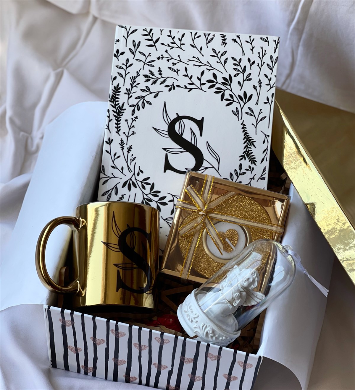 Kişiye Özel Harfli Çiçek Tasarımlı Ajanda Gold Kupa Mum Ve Işıklı Melek Biblo Hediye SetigiftmodaGmhs100623