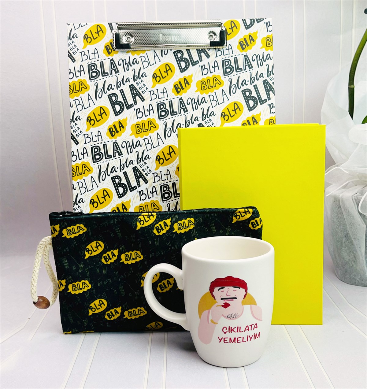 Bla Bla Bla Tasarımlı Sekreterlik Kalemlik Sarı Renk Defter Ve Çikilata Yemeliyim 9 Cm KupagiftmodaGmhs101211