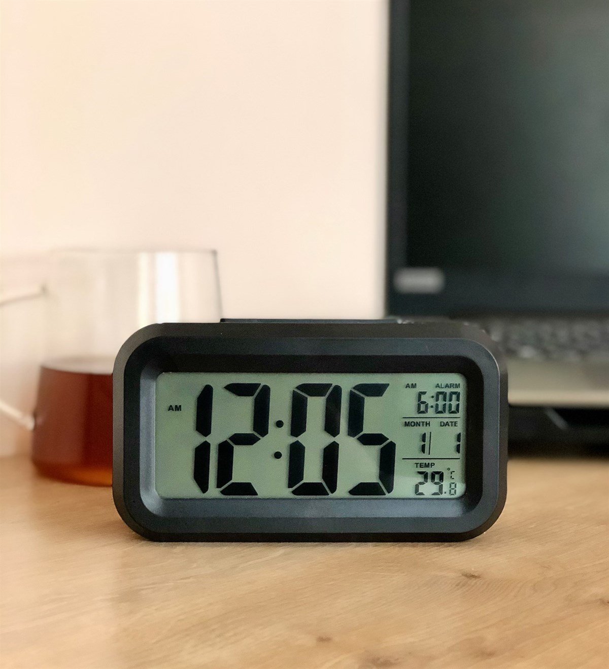 Işık Sensörlü Termometreli Alarmlı Dijital Masa Saati SiyahGift modagm-110-siyah