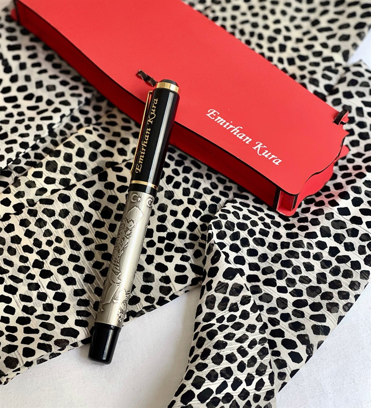  Kişiye Özel Özel Ahşap Kutulu Kabartmalı Roller Kalem KırmızıGiftmodaGmkm100004