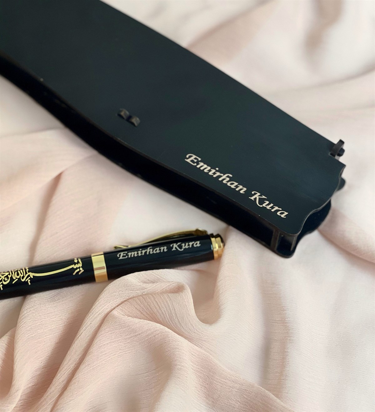  Kişiye Özel Özel Ahşap Kutulu Kabartmalı Altın Yaldızlı Roller Kalem SiyahGiftmodaGmkm100006