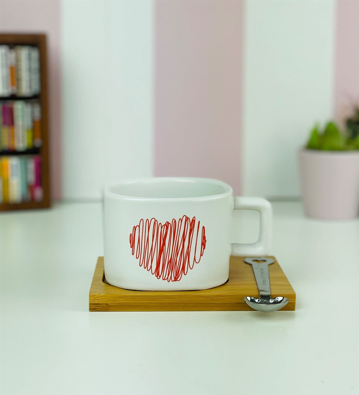 Kalp Tasarımlı Ahşap Standlı KupaGiftmodaGM-2454-Kalp