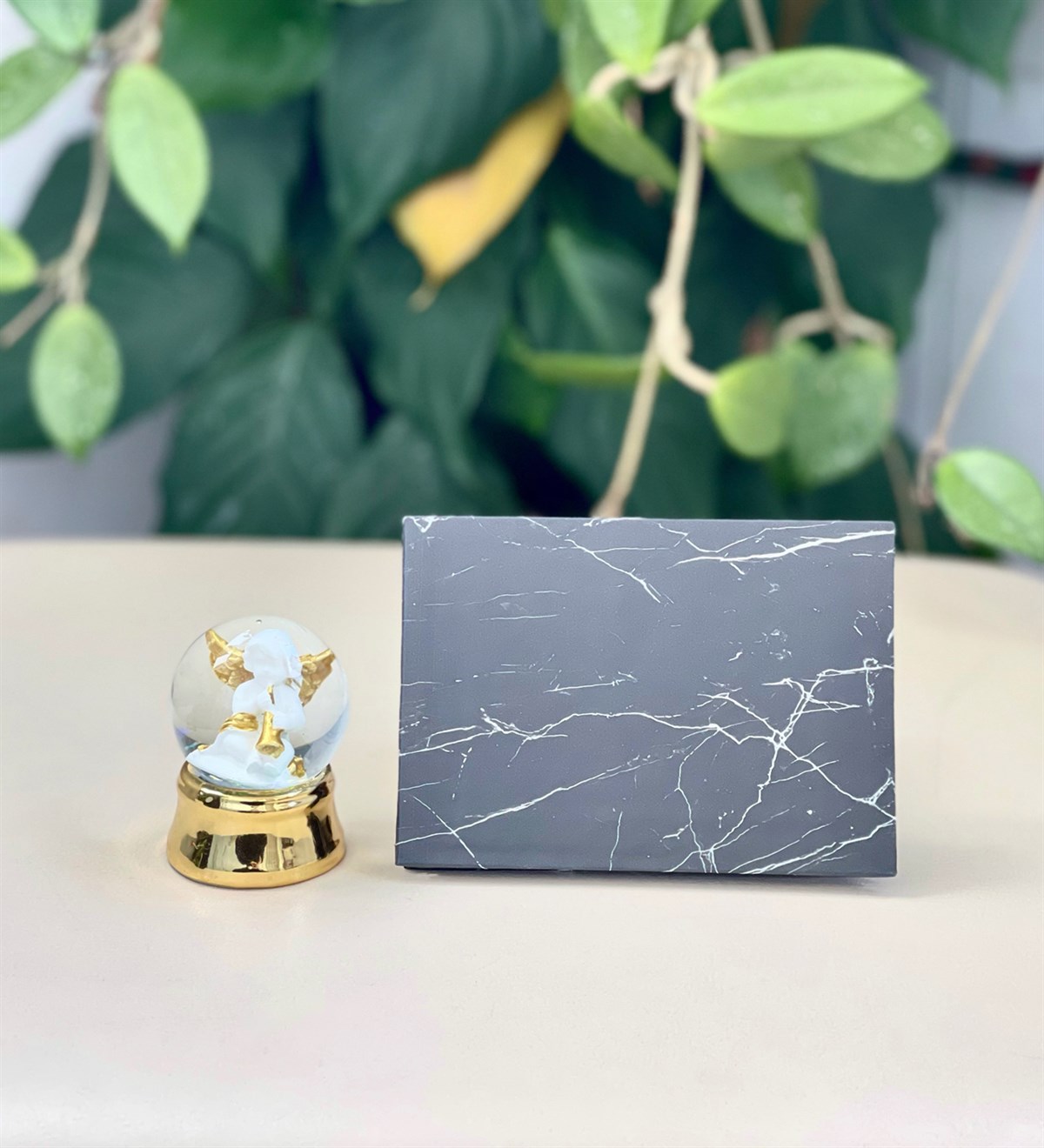 Kişiye Özel 6 Fotoğraflı Siyah Mermer Tasarımlı Mini Albüm Ve Altınyaldzlı Mini Kar Küresi SetGiftmodaGmhs100048