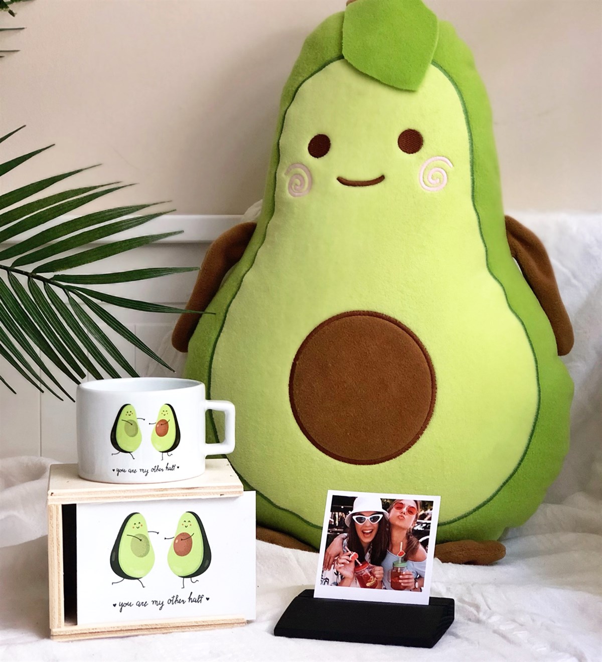 Kişiye Özel Ahşap Fotoğraf Tutucu Avocado Yastık Ve Sen Benim Diğer Yarımsın Kutulu KupaGiftmodaK-Ö-Fotoğraf-akk--Kupa-Avocado-Yastık 