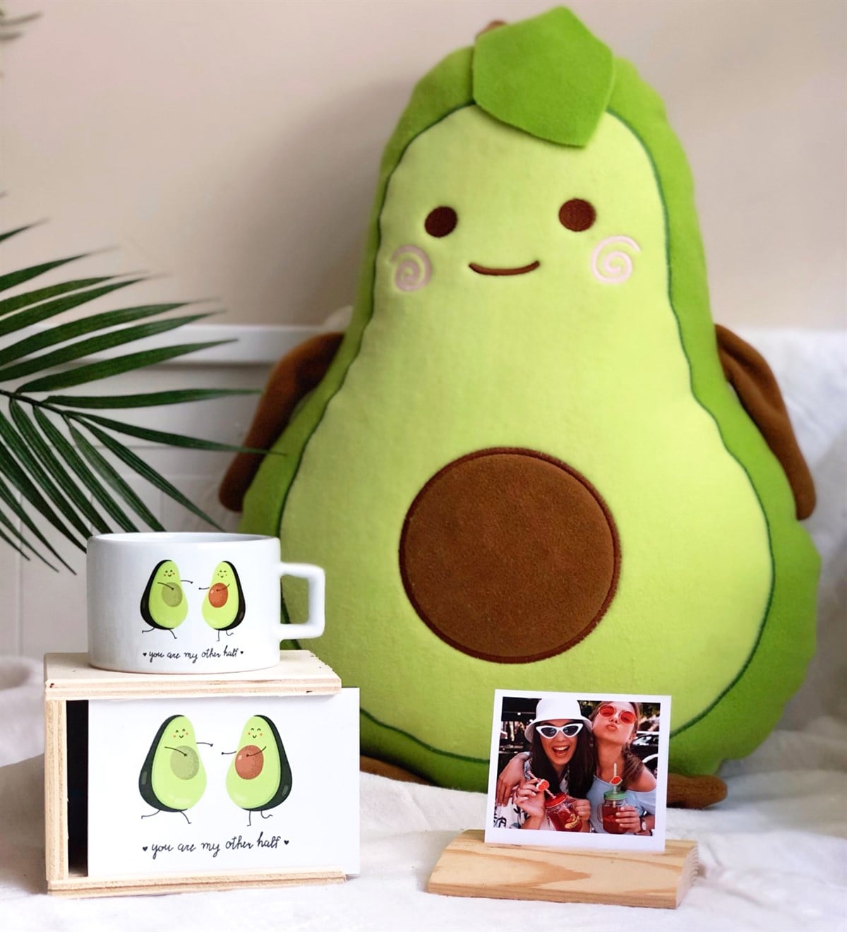 Kişiye Özel Ahşap Fotoğraf Tutucu Avocado Yastık Ve Sen Benim Diğer Yarımsın Kutulu KupaGiftmodaK-Ö-Fotoğraf-akk--Kupa-Avocado-Yastık 
