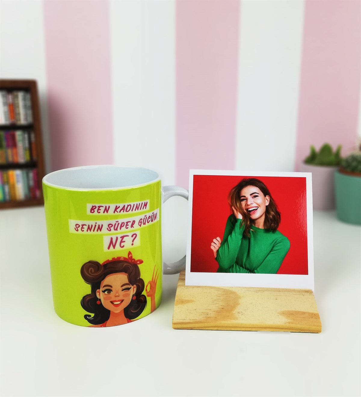 Kişiye Özel Ahşap Fotoğraf Tutucu Ve Ben Kadınım Tasarımlı KupaGiftmodaFoto-Tutucu-Bardak-Set