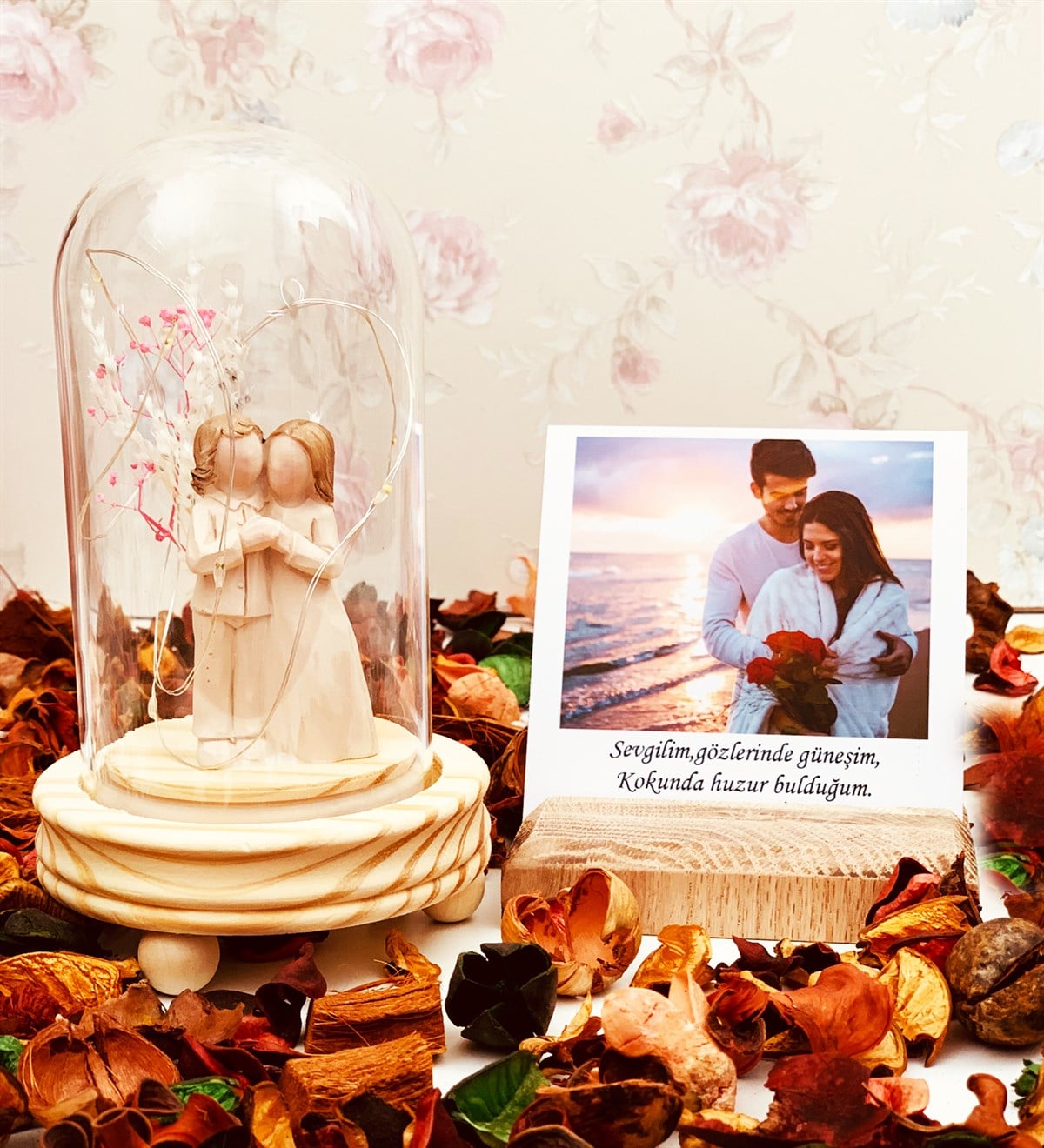 Kişiye Özel Ahşap Fotoğraf Tutucu Ve El Ele Tutuşan Ölümsüz Aşıklar Cam Fanus GiftmodaGm-Set-109