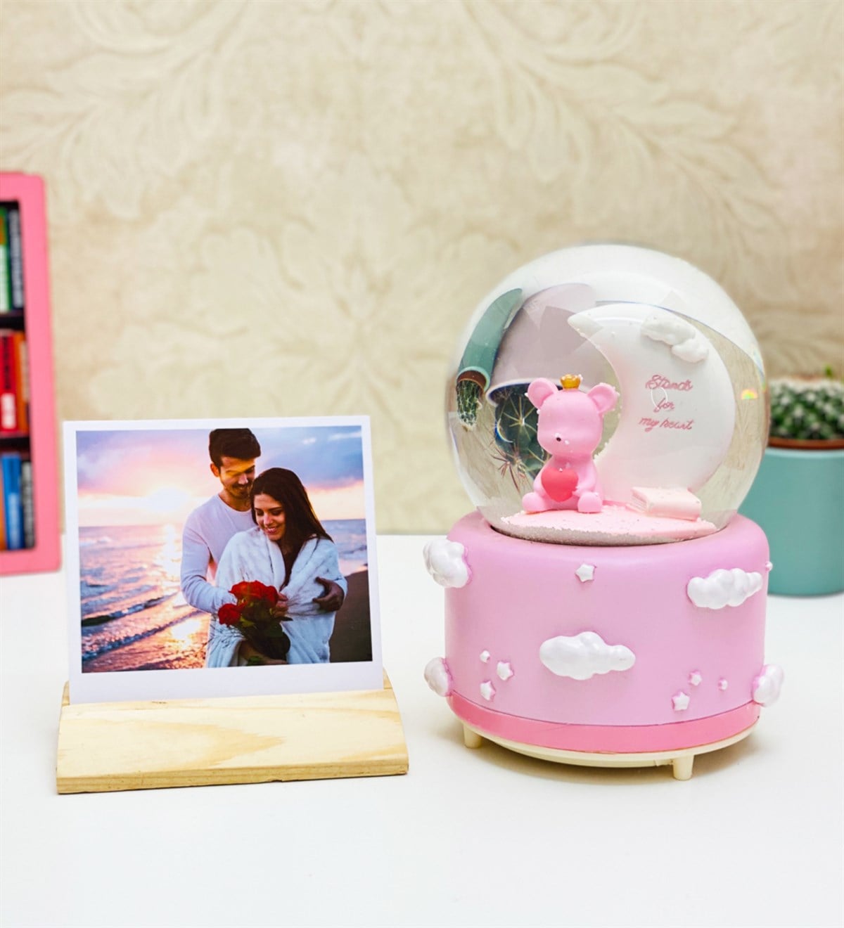 Kişiye Özel Ahşap Fotoğraf Tutucu Ve Hoş geldin Bebek Kar Küresi SetGiftmodaKo-Foto-Gm-2061-A-Set