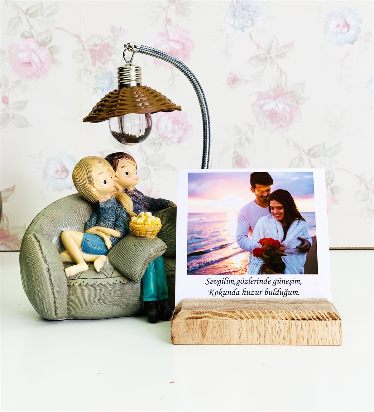 Kişiye Özel Ahşap Fotoğraf Tutucu Ve Kanepede Oturan Aşıklar Işıklı BibloGiftmodaGm-Set-111