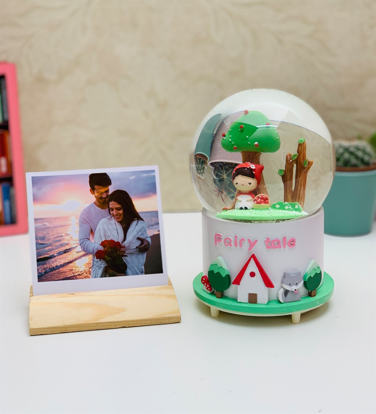 Kişiye Özel Ahşap Fotoğraf Tutucu Ve Kırmızı Başlıklı Kız Kar Küresi SetGiftmodaKo-Foto-Gm-2060-Set