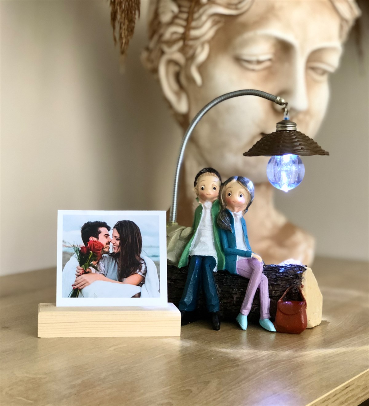 Kişiye Özel Ahşap Fotoğraf Tutucu Ve Kütük Üstünde Oturan Sevgililer Işıklı BibloGiftmoda Gm-Set-113