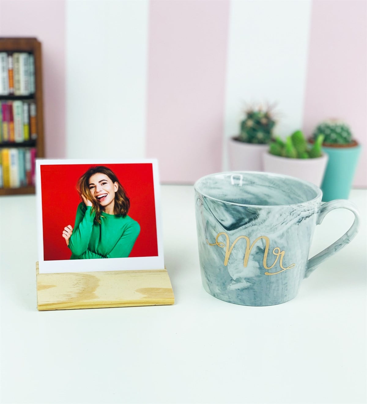 Kişiye Özel Ahşap Fotoğraf Tutucu Ve Ms Siyah Porselen KupaGiftmoda Gm-2053-K-O