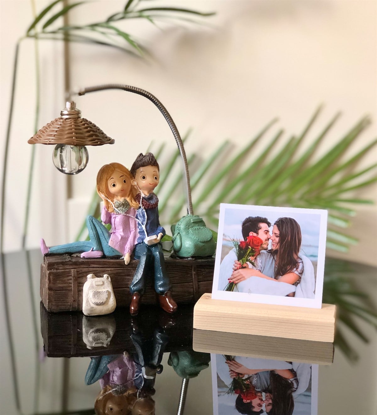 Kişiye Özel Ahşap Fotoğraf Tutucu Ve Sandıkta Oturan Aşıklar Işıklı BibloGiftmodaGm-Set-112