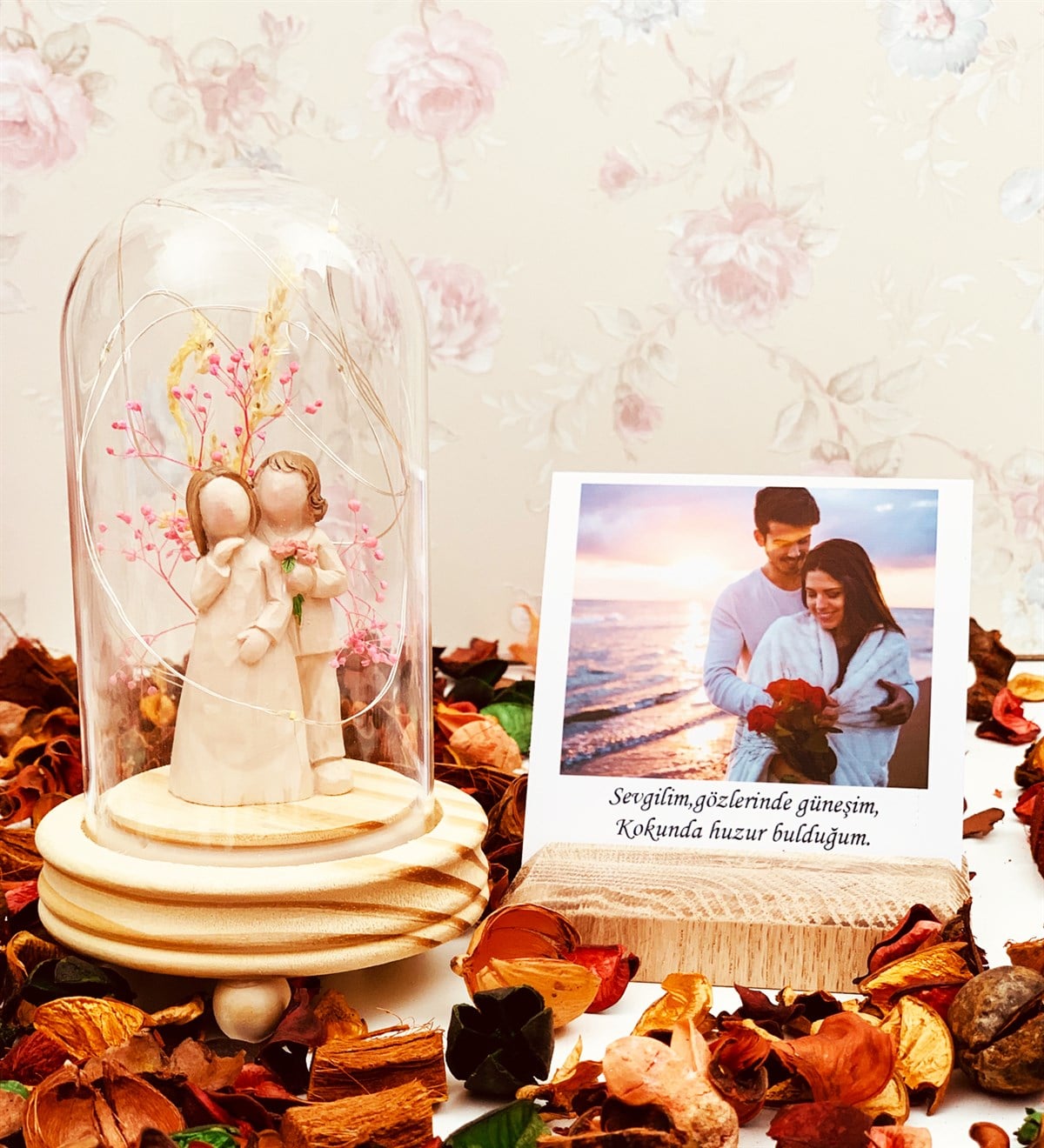 Kişiye Özel Ahşap Fotoğraf Tutucu Ve Sevgi Dolu Ölümsüz Aşıklar Cam Fanus GiftmodaGm-Set-110