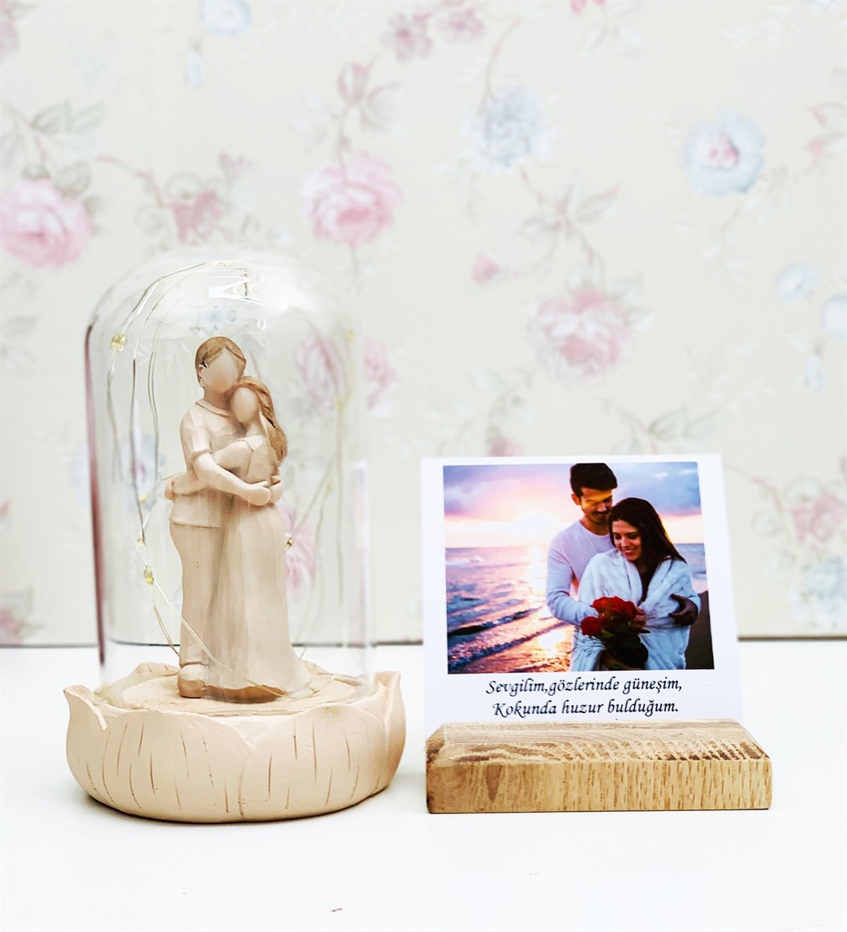 Kişiye Özel Ahşap Fotoğraf Tutucu Ve Sımsıkı Sarılan Aşıklar Cam Fanus Giftmoda Gm-Set-114